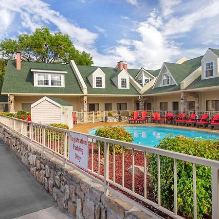 Econo Lodge Inn & Suites Gatlinburg At The Convention Center Zewnętrze zdjęcie